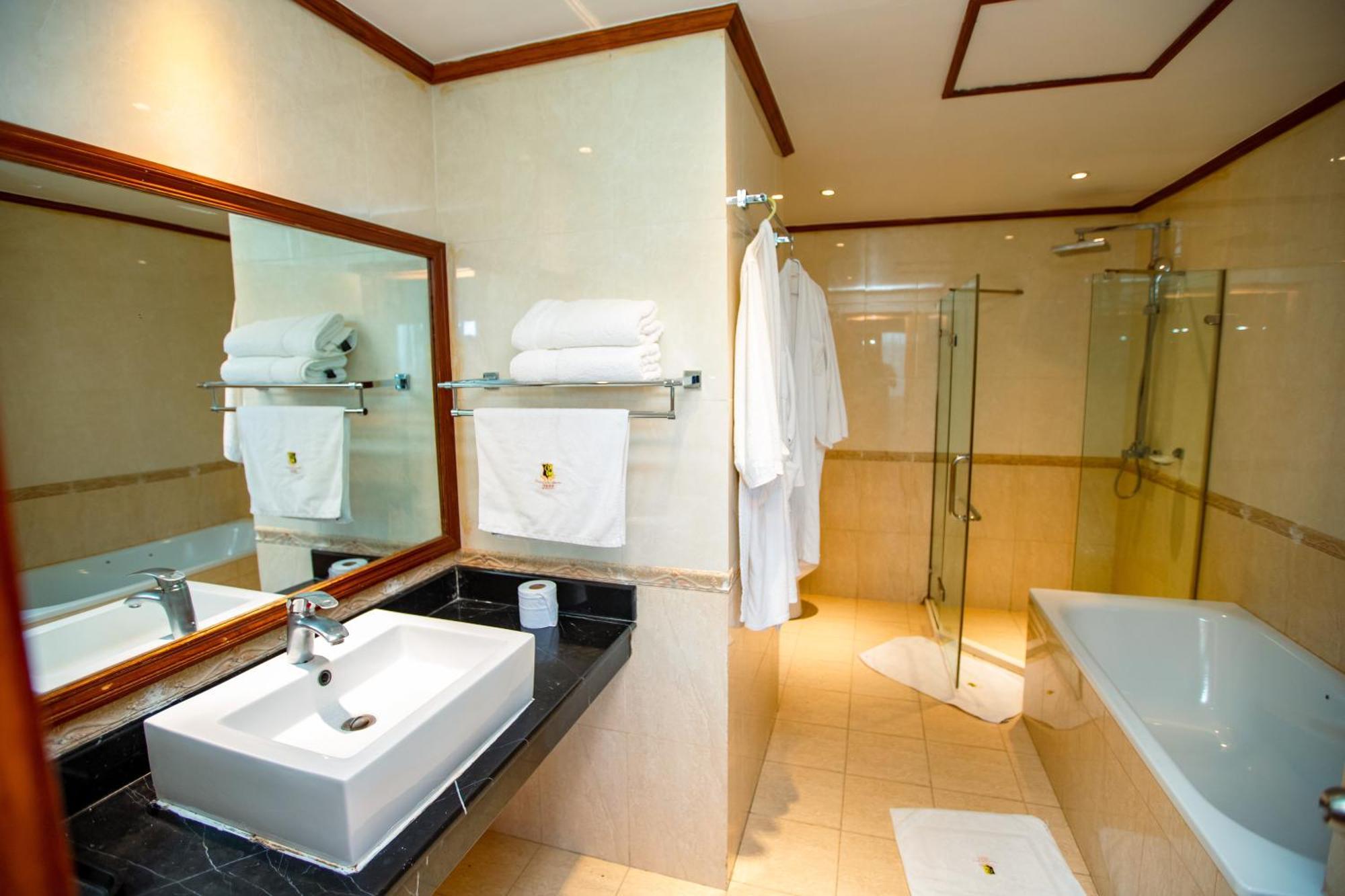 فندق Gold Crest 4*